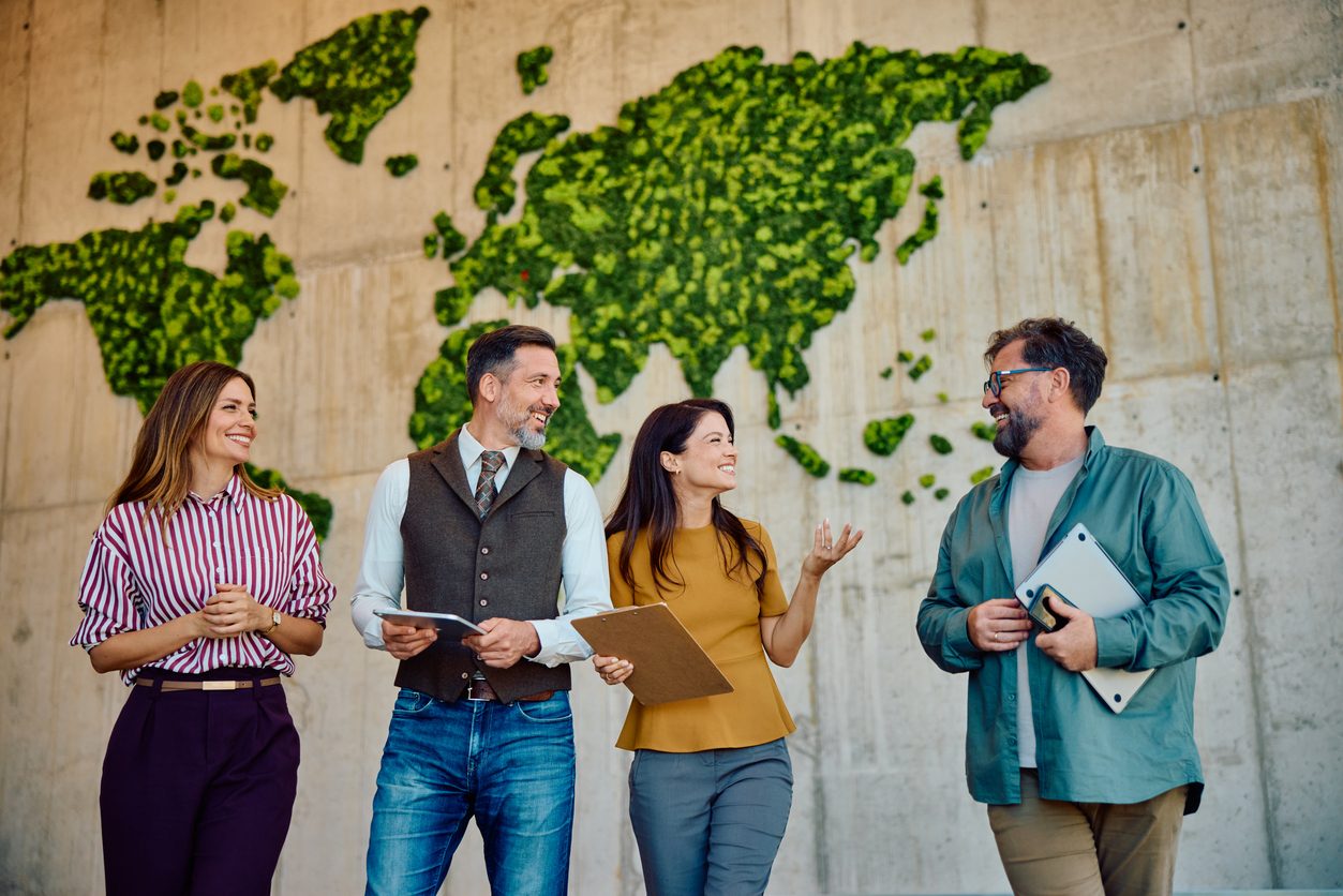 Conseillers devant une carte du monde